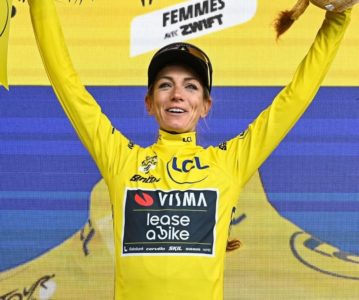 VICTOIRE SUR LE TOUR DE FRANCE FEMMES AVEC SWIFT
